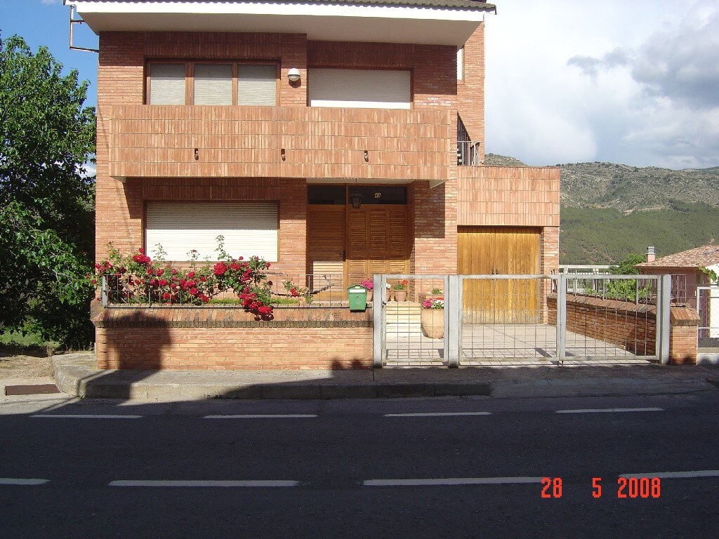 Casa en el pueblo proxima a los rios Turia y Ebrón