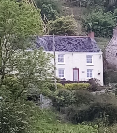 Beautiful stone cottage with estuary view