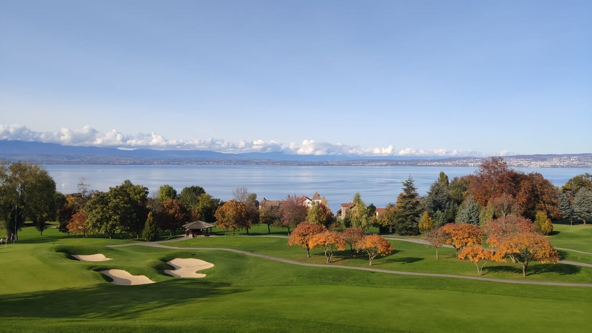 位于Evian高尔夫球场中心的别墅，可欣赏莱曼湖的美景