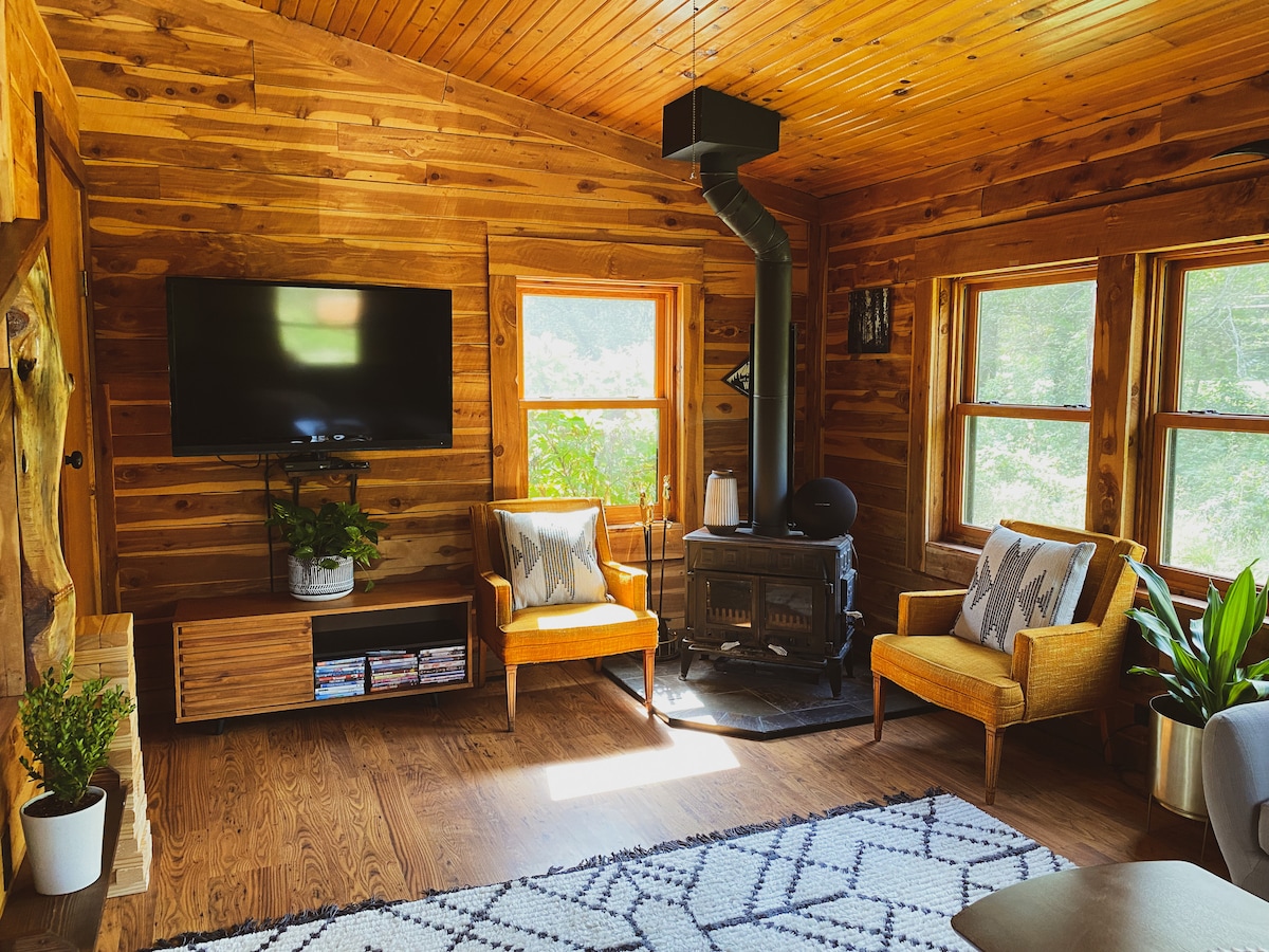 LogCabin w/ HotTub, PoolTable, FirePit, GameRoom