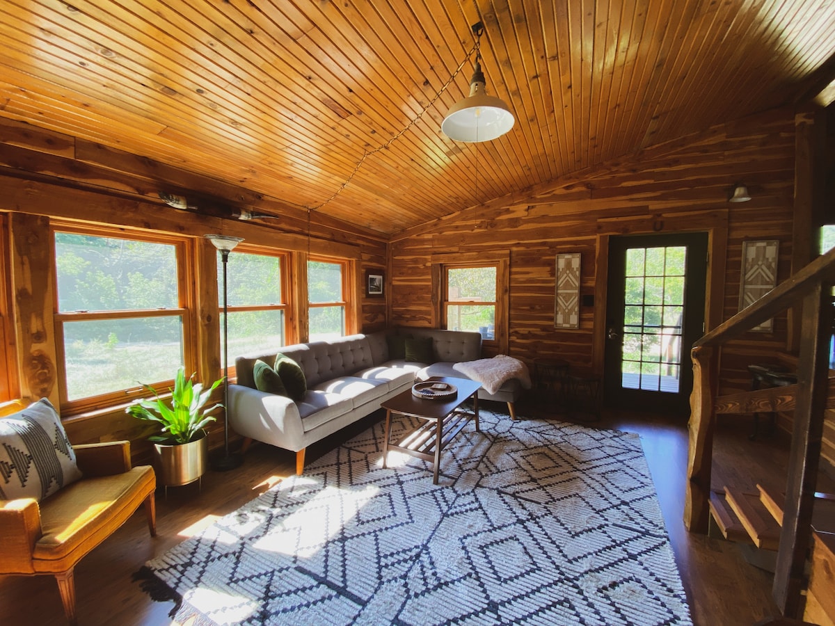 LogCabin w/ HotTub, PoolTable, FirePit, GameRoom