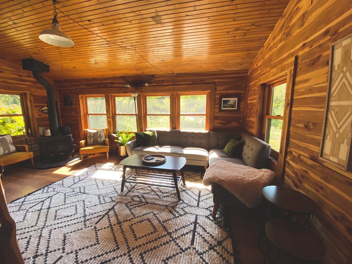 LogCabin w/ HotTub, PoolTable, FirePit, GameRoom