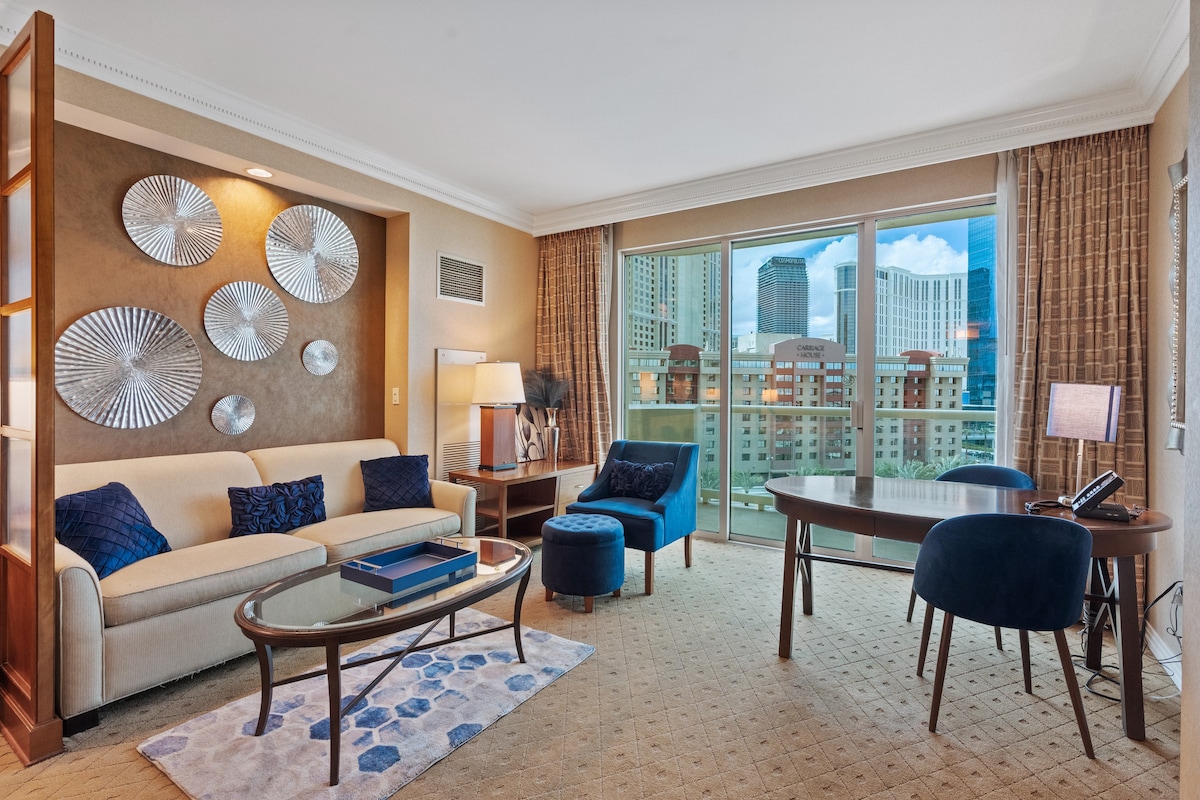NEW!  SIGNATURE DELUXE SUITE - Balcony Strip View