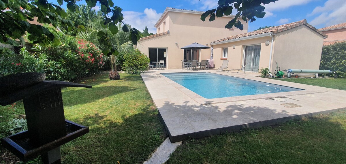 Maison plain-pied avec piscine, terrasse et jardin