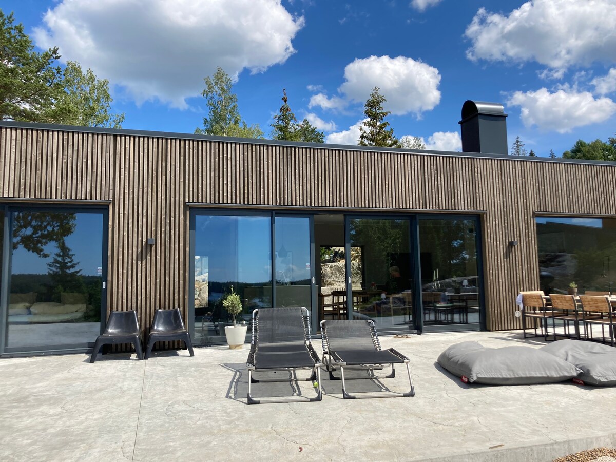 新建的避暑别墅，可俯瞰瓦特恩湖（ Lake Vättern ）。