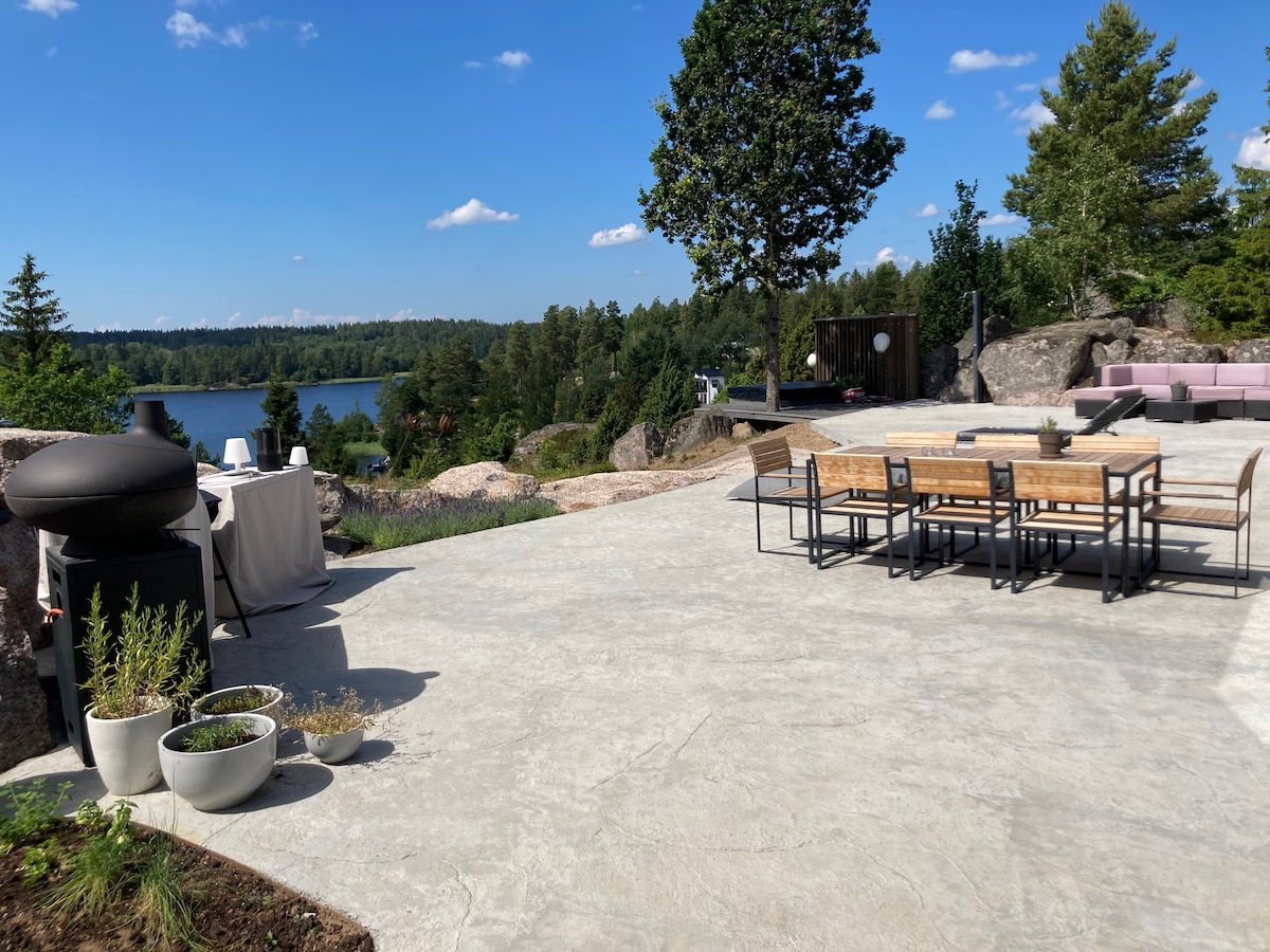 新建的避暑别墅，可俯瞰瓦特恩湖（ Lake Vättern ）。