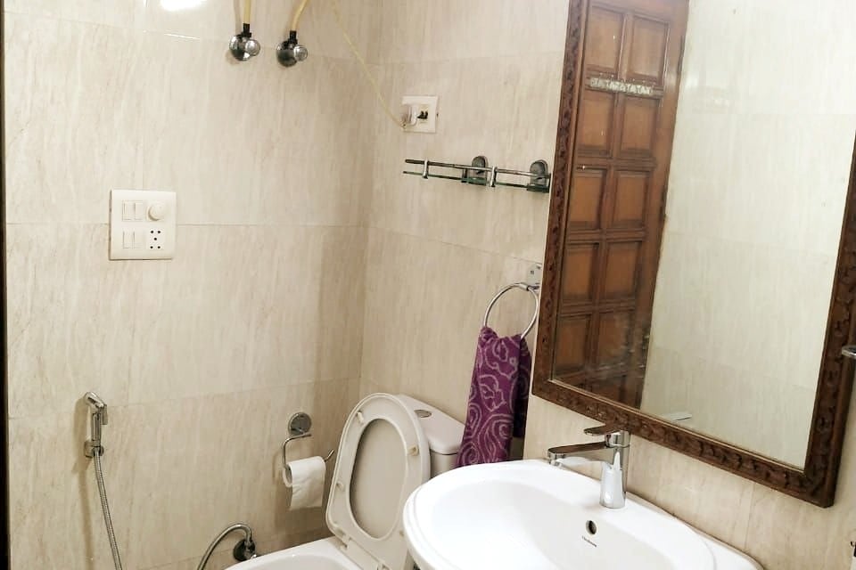 NOIDA♥1BHK♥2F♥TERRACE♥ PARKING♥LIVING ROOM♥WIFI♥TV