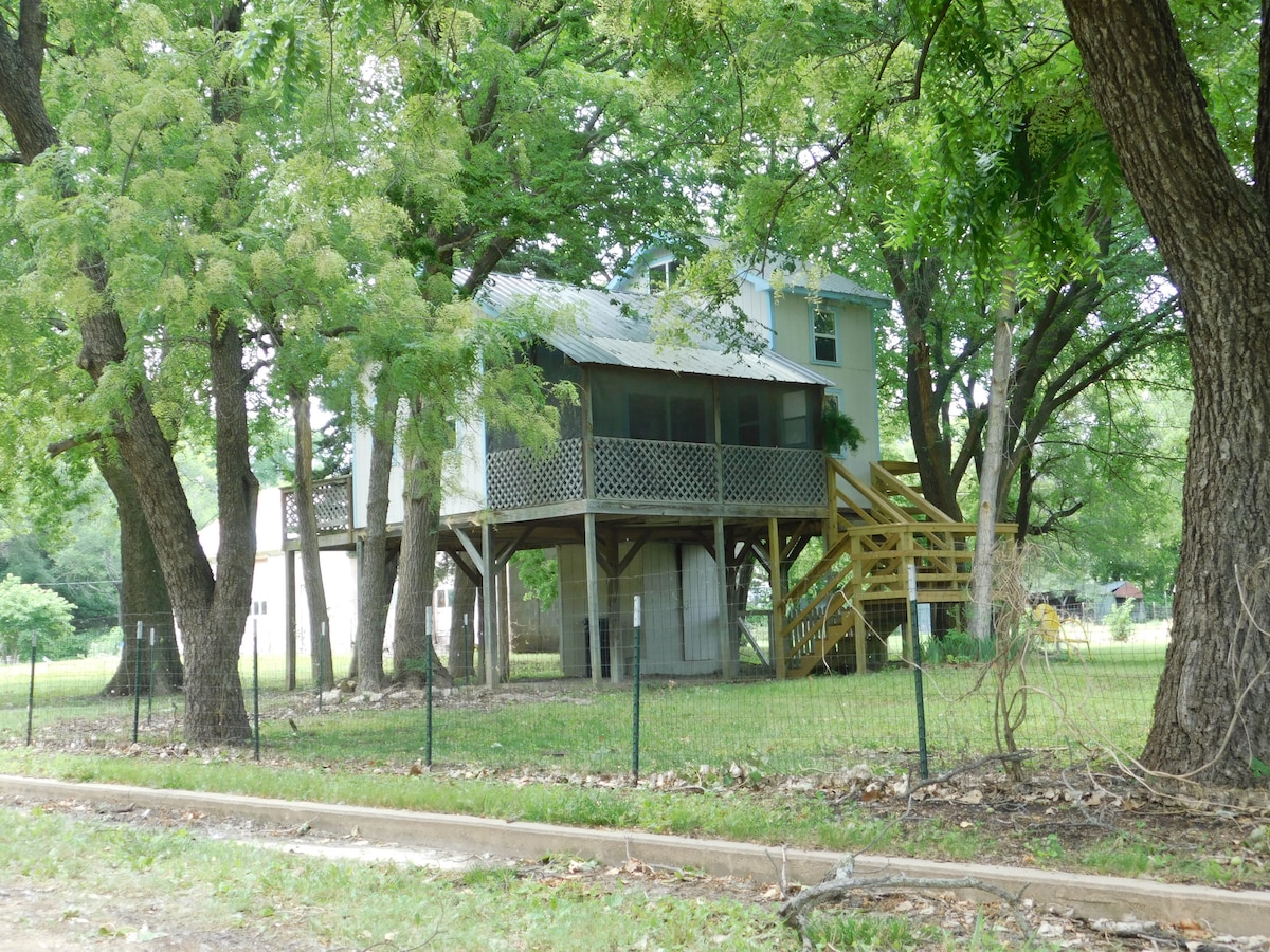 Elmdale Treehouse