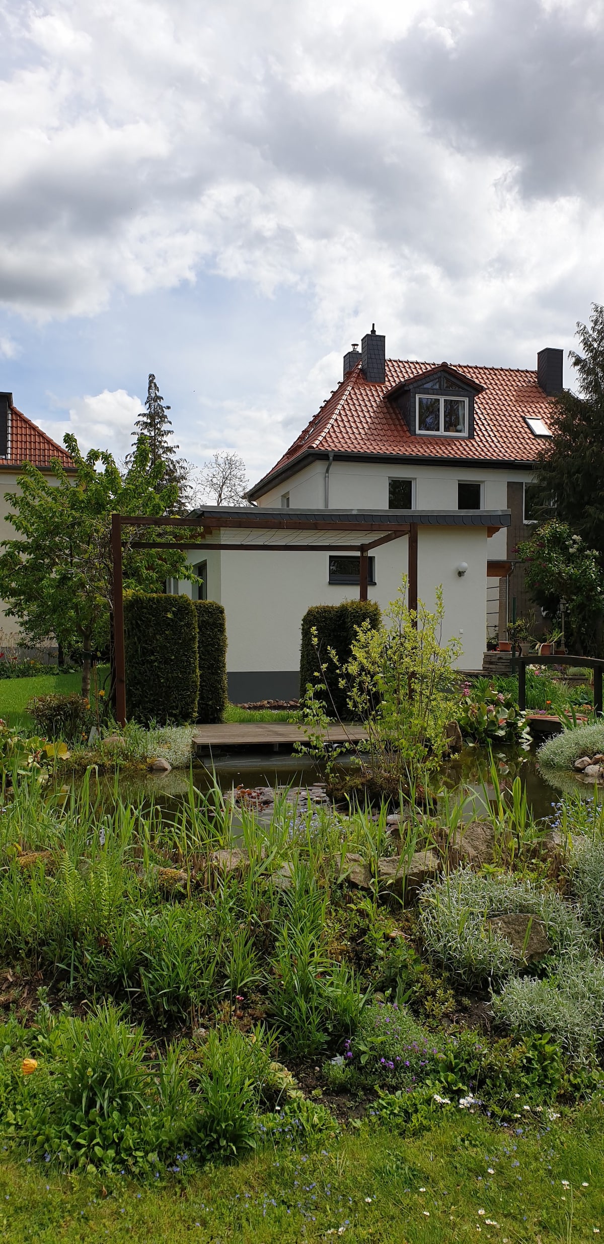 Gartenhäuschen in romantischem Garten