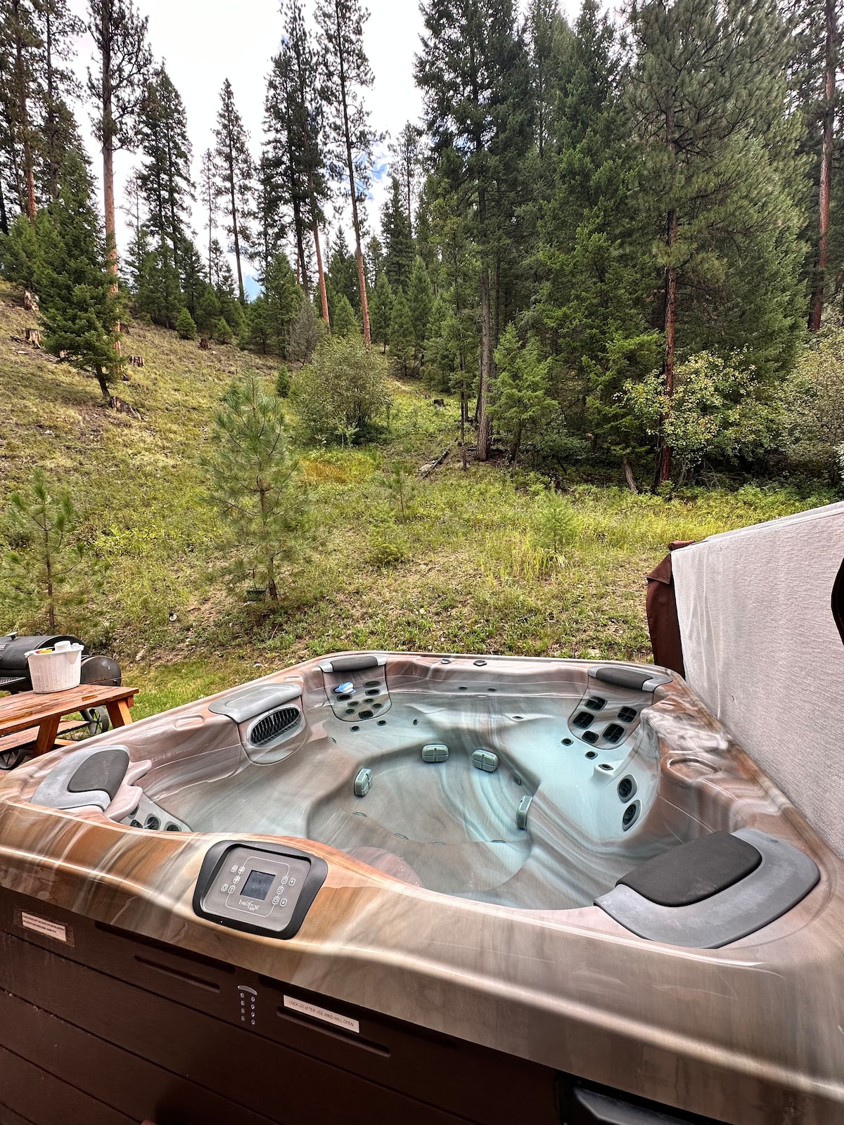 温馨宁静的彩绘岩石湖畔小木屋，带热水浴缸