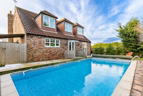 Picturesque Boutique Villa - Pets - Heated Pool