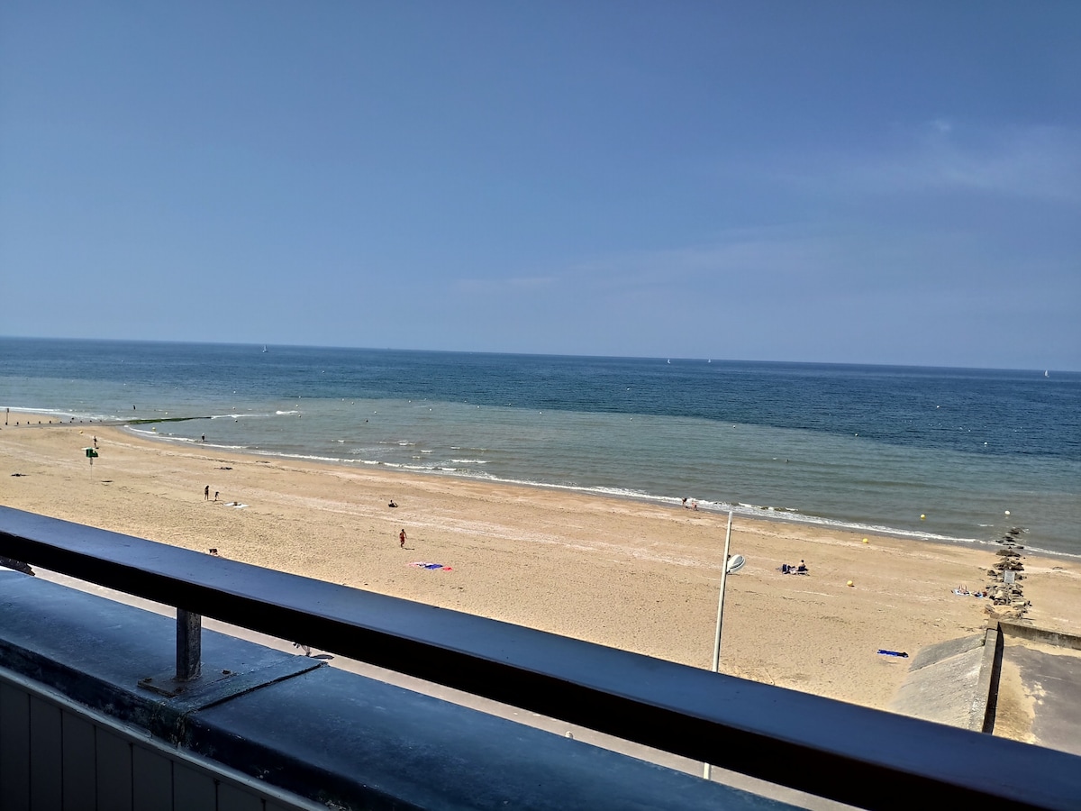 Cabourg Plage ，海水、野生沙丘和潜水之间