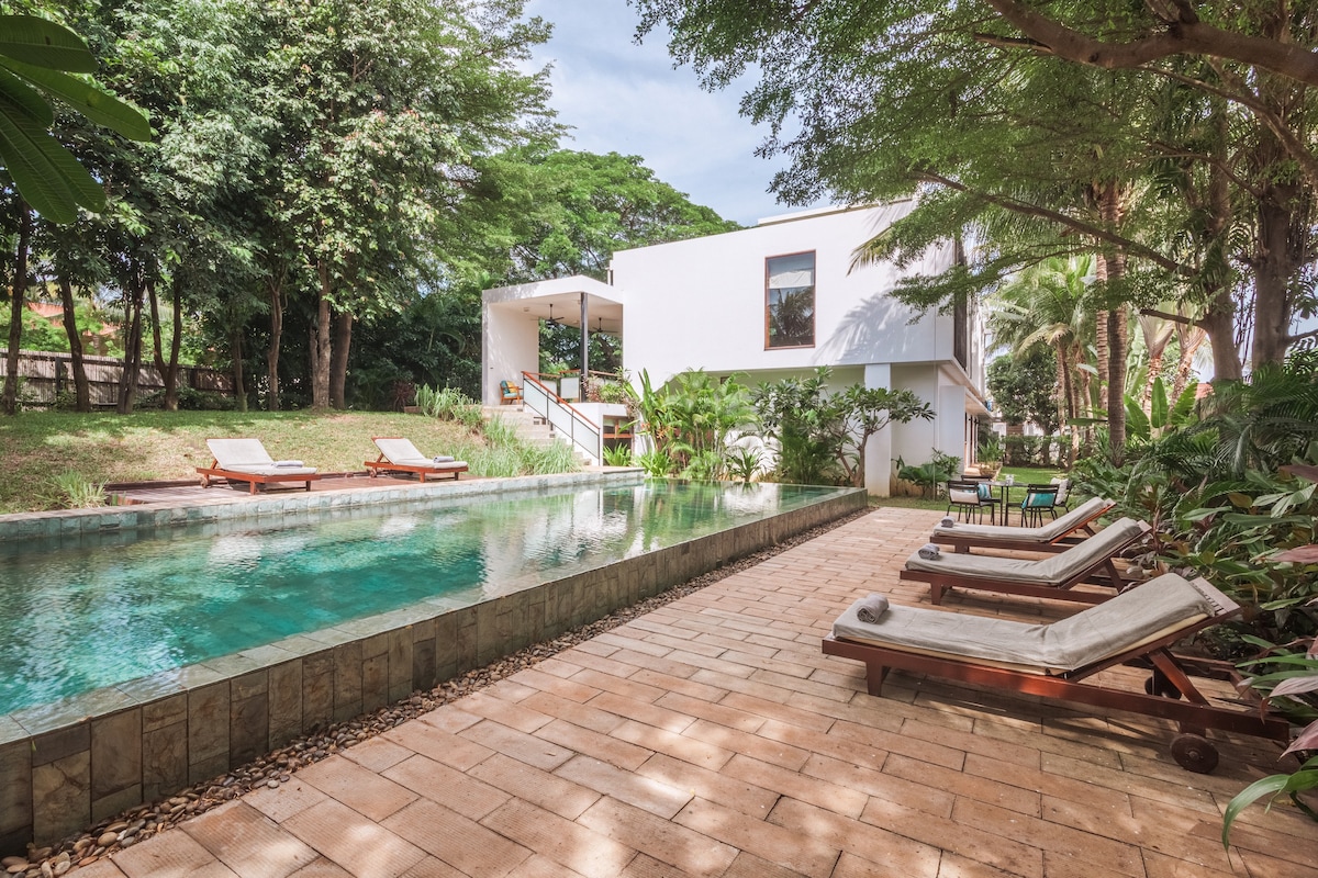 Luxurious 5 Bedrooms Villa in central Siem Reap