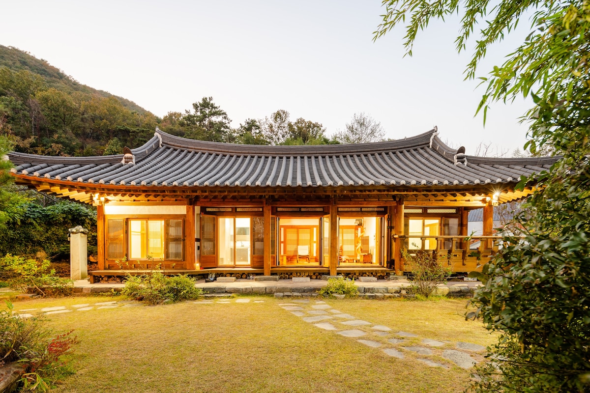 优雅酷的传统韩屋免费停车户外烧烤设施和宽阔草的韩国美景