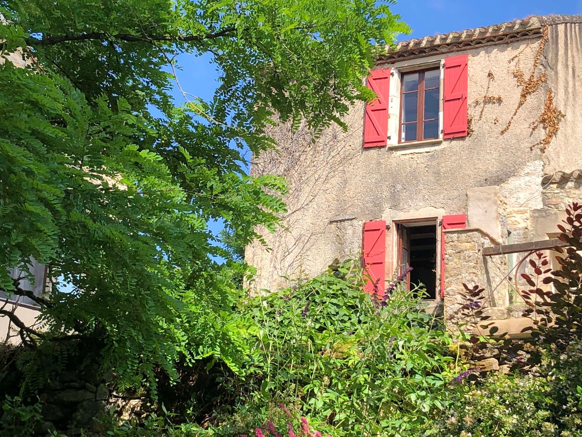 Beau gîte rural avec grande piscine et jardin