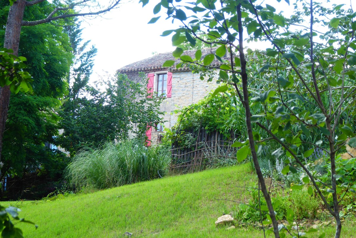 Beau gîte rural avec grande piscine et jardin