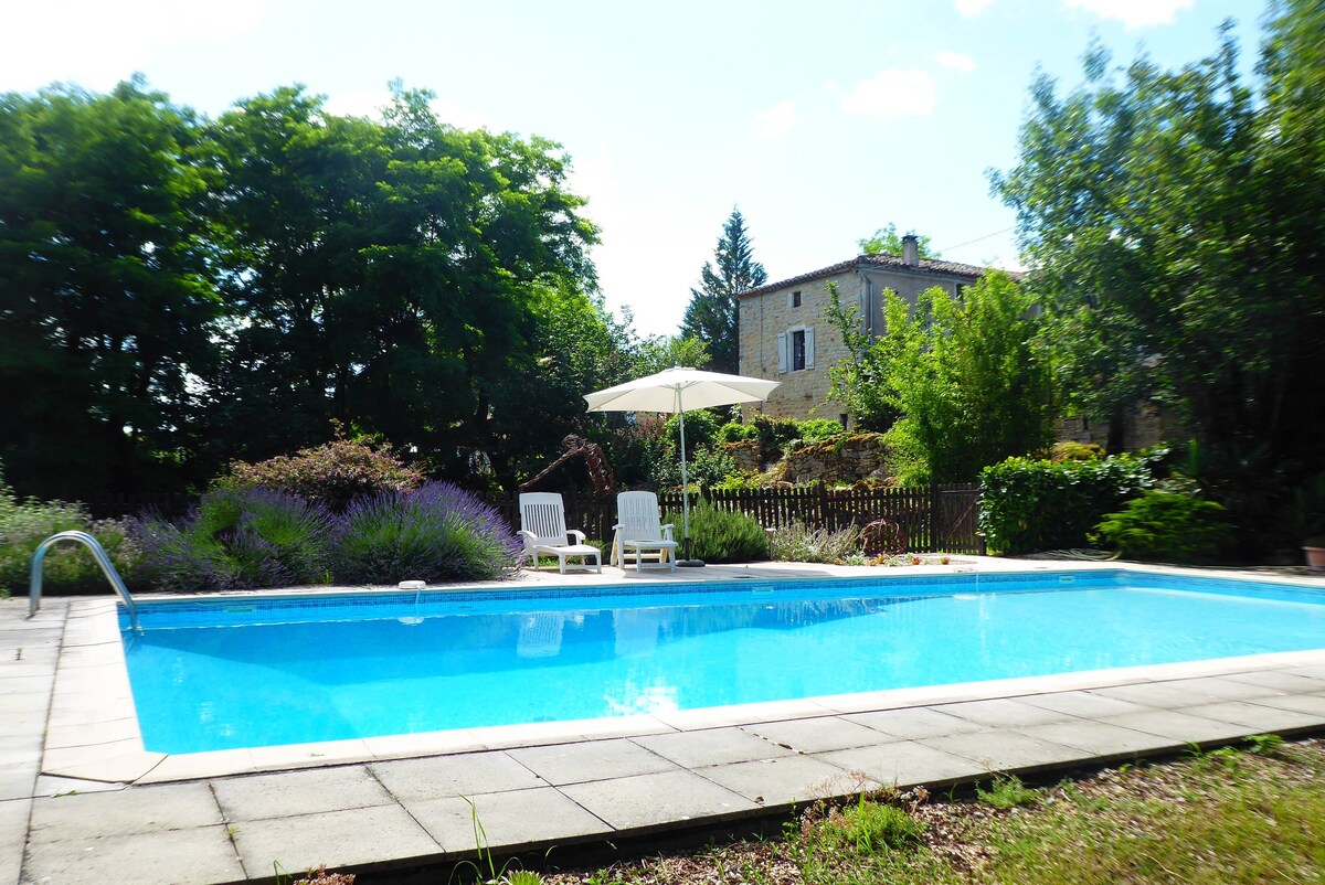 Beau gîte rural avec grande piscine et jardin