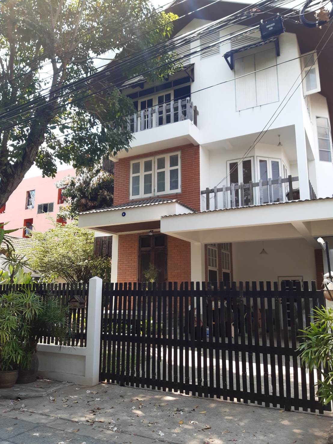 บ้านทั้งหลัง 3 ชั้น, 3 ห้องนอน, ฟรีที่จอด, มีสวน