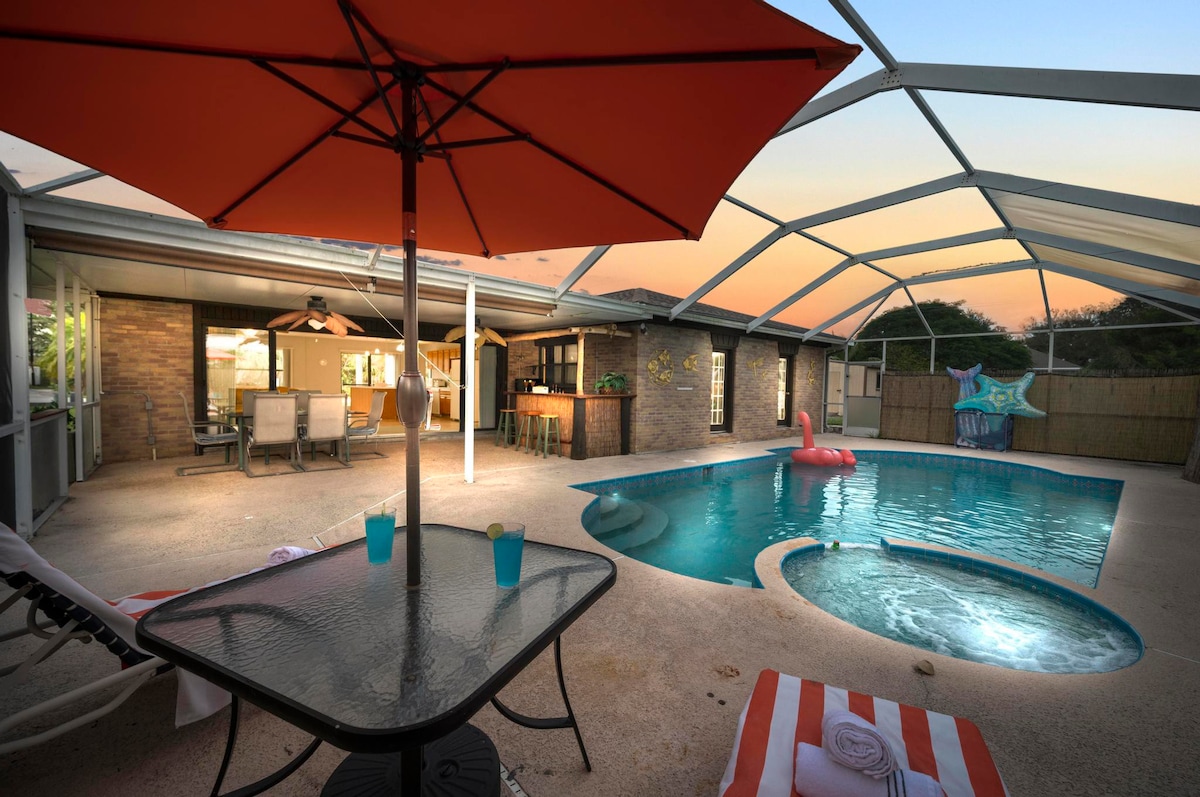 Private Oasis with Amazing Heated Pool & Tiki Bar