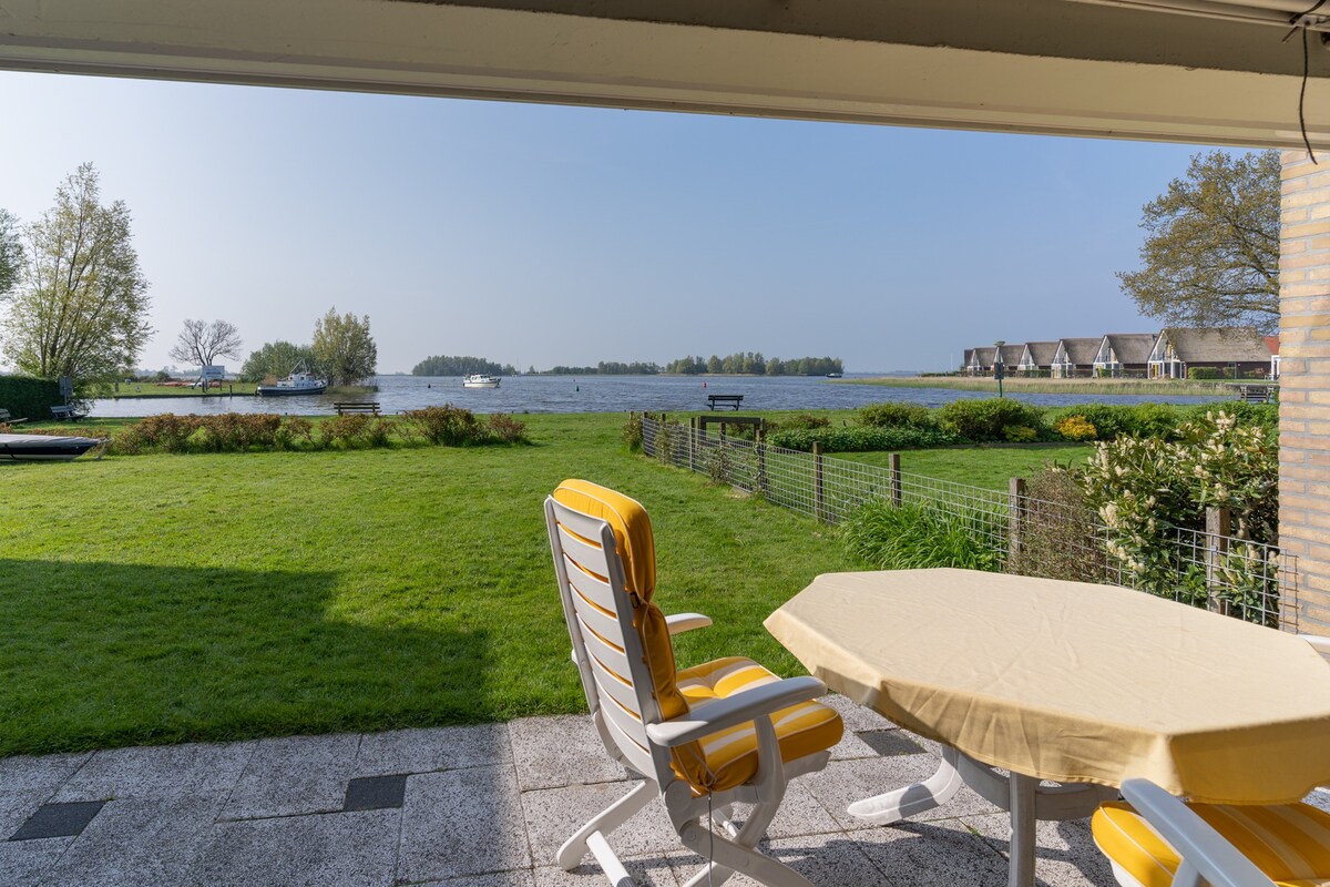 Flat with garden & mooring directly at  the  lake.