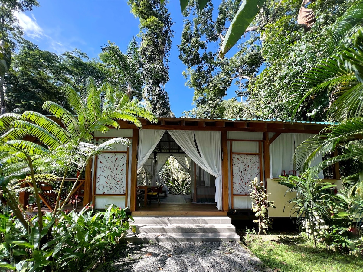 Open Glamping house, yoga deck, rainforest garden