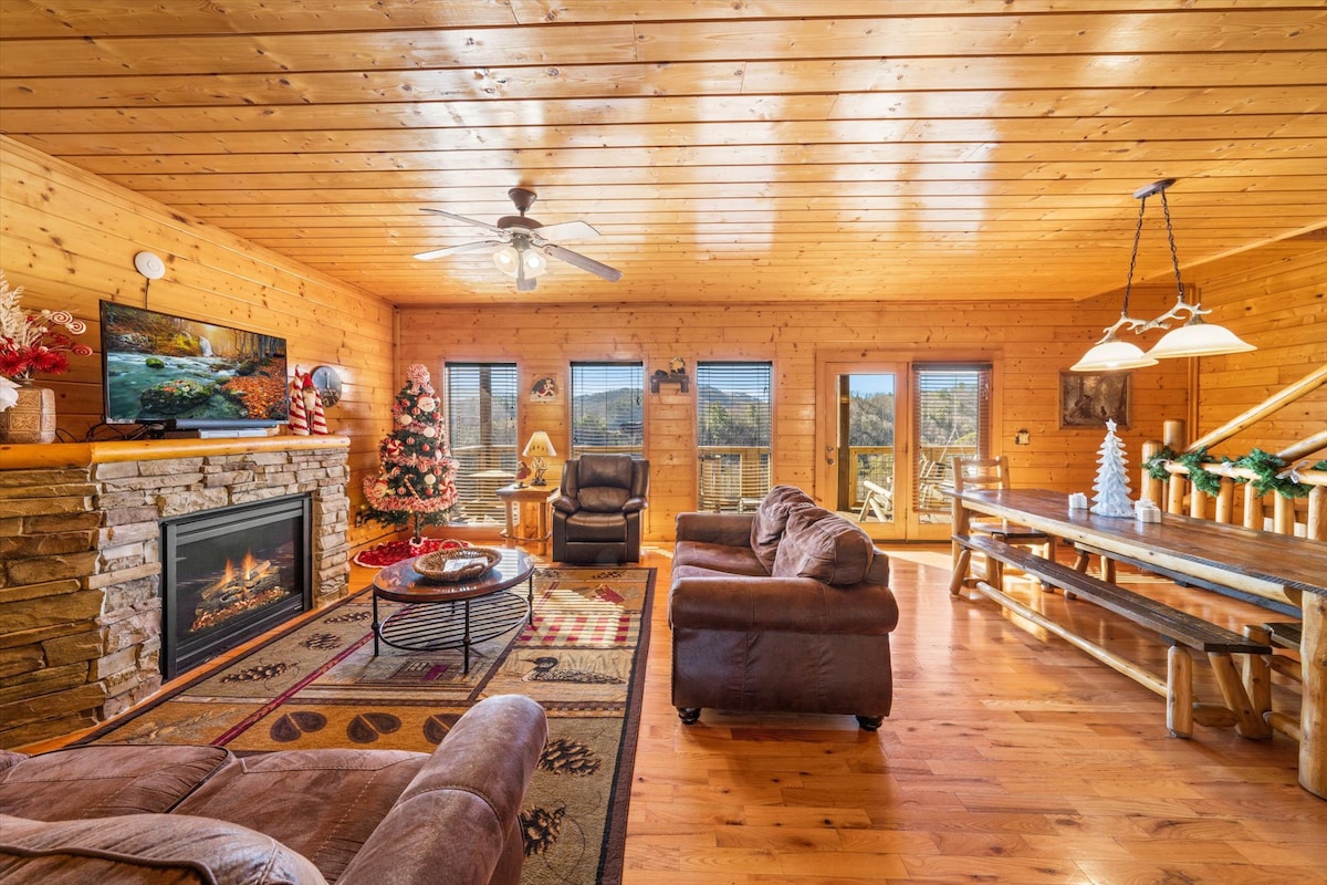 Luxe Cabin*Mountain Views*Hot Tub*Game Room*Pets!