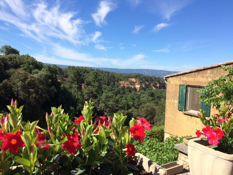 Roussillon : maison de village avec jardin et vue