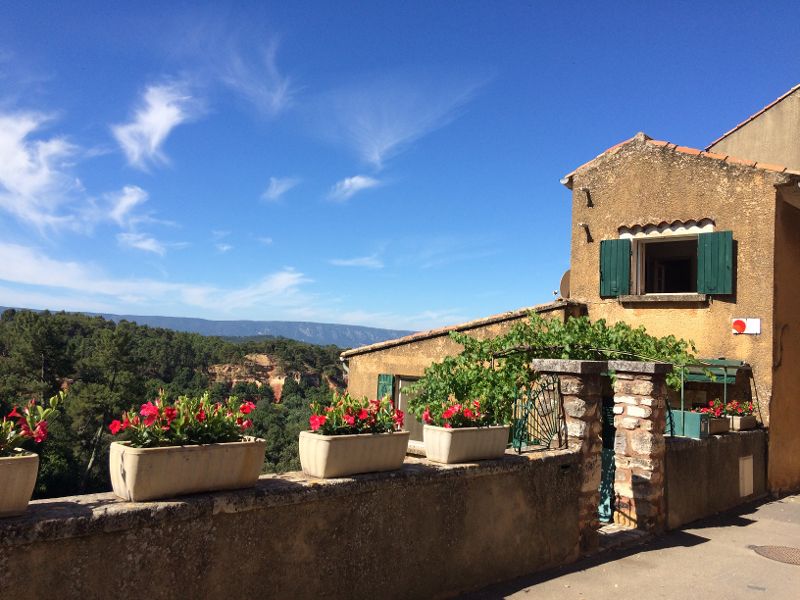 Roussillon : maison de village avec jardin et vue