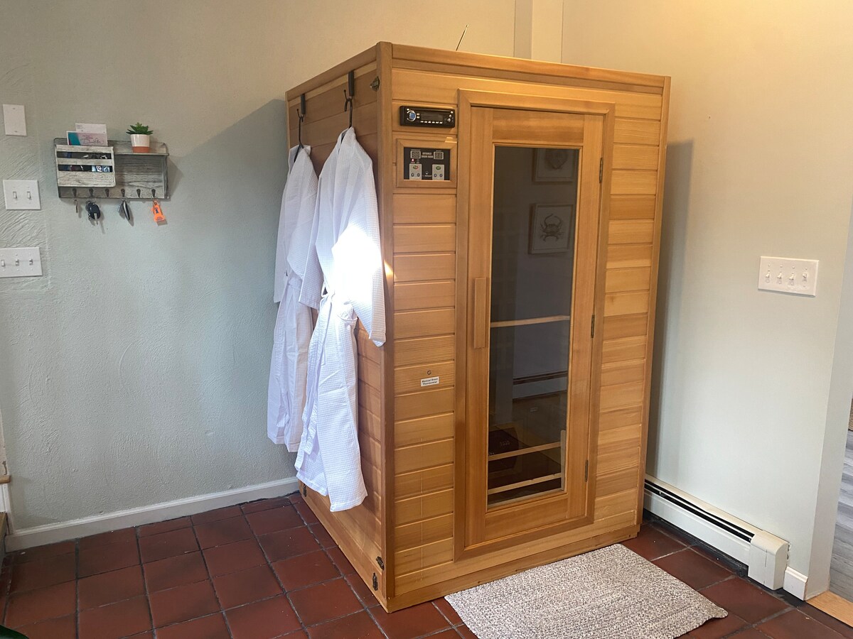Private Suite Near Beaches & URI - With a Sauna!