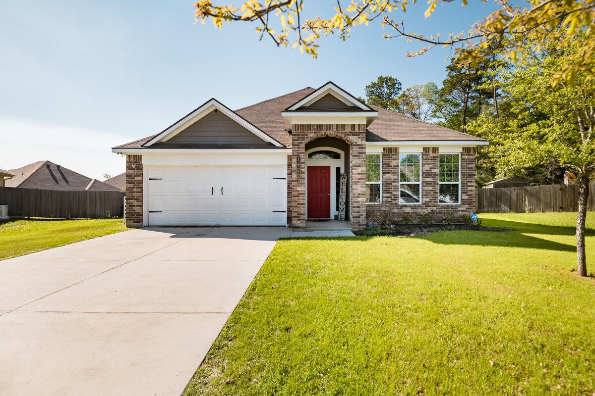 Quiet room w/ Queen bed 5 min from I-45 in house.