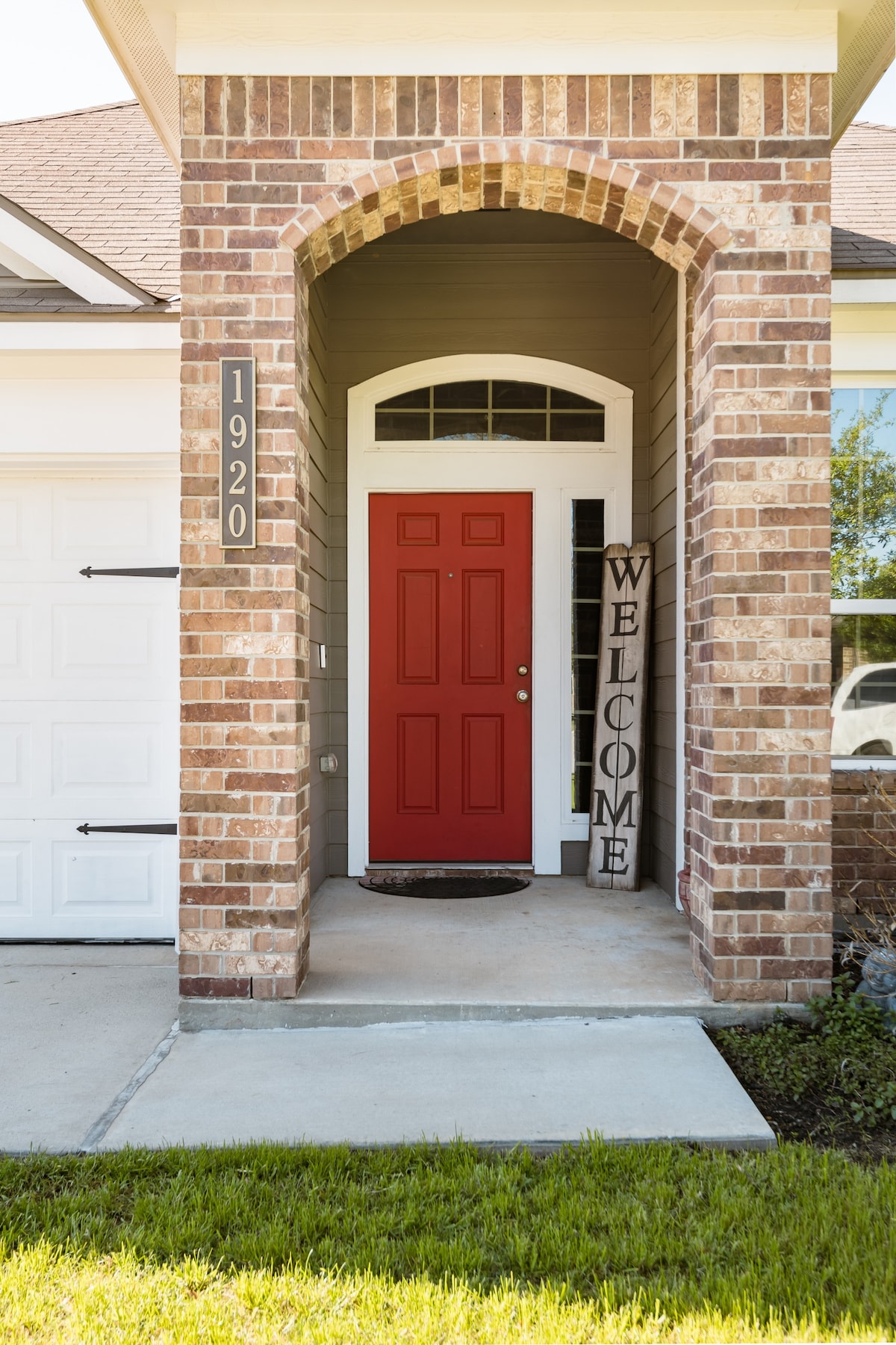 Quiet room w/ Queen bed 5 min from I-45 in house.