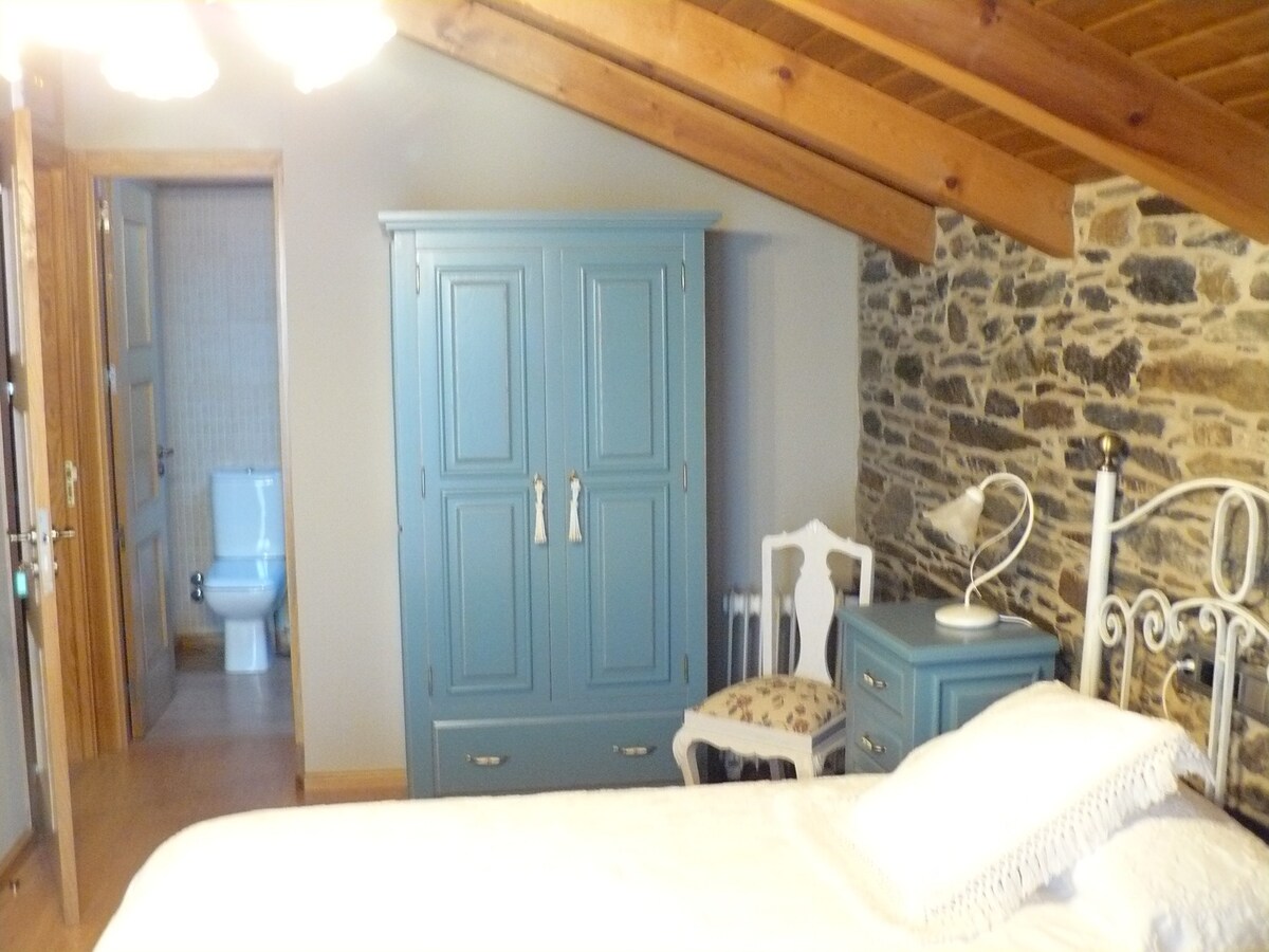 Preciosa habitación doble con dos camas. Azul
