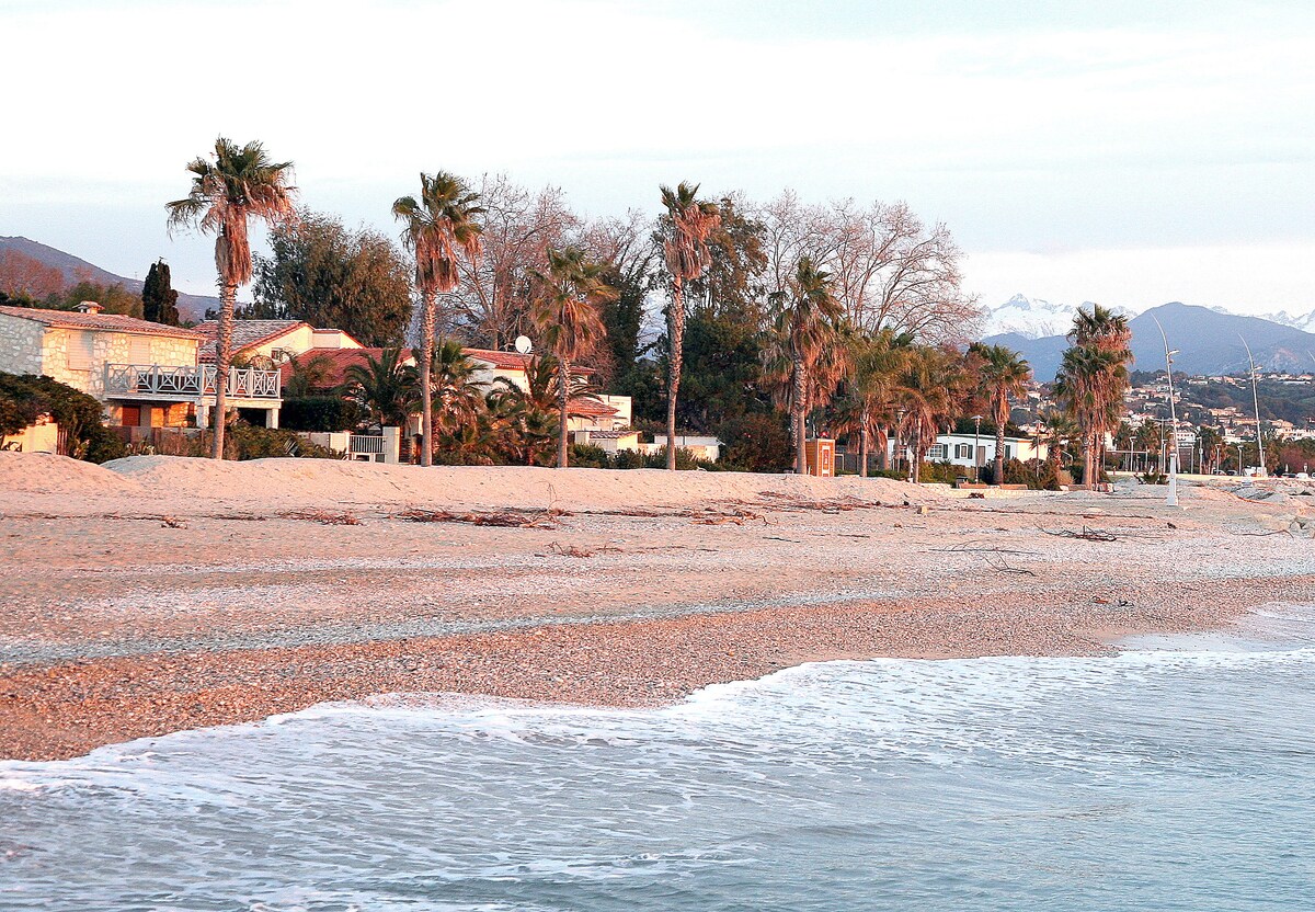 法国里维埃拉，位于尼斯和戛纳之间，靠近海滩