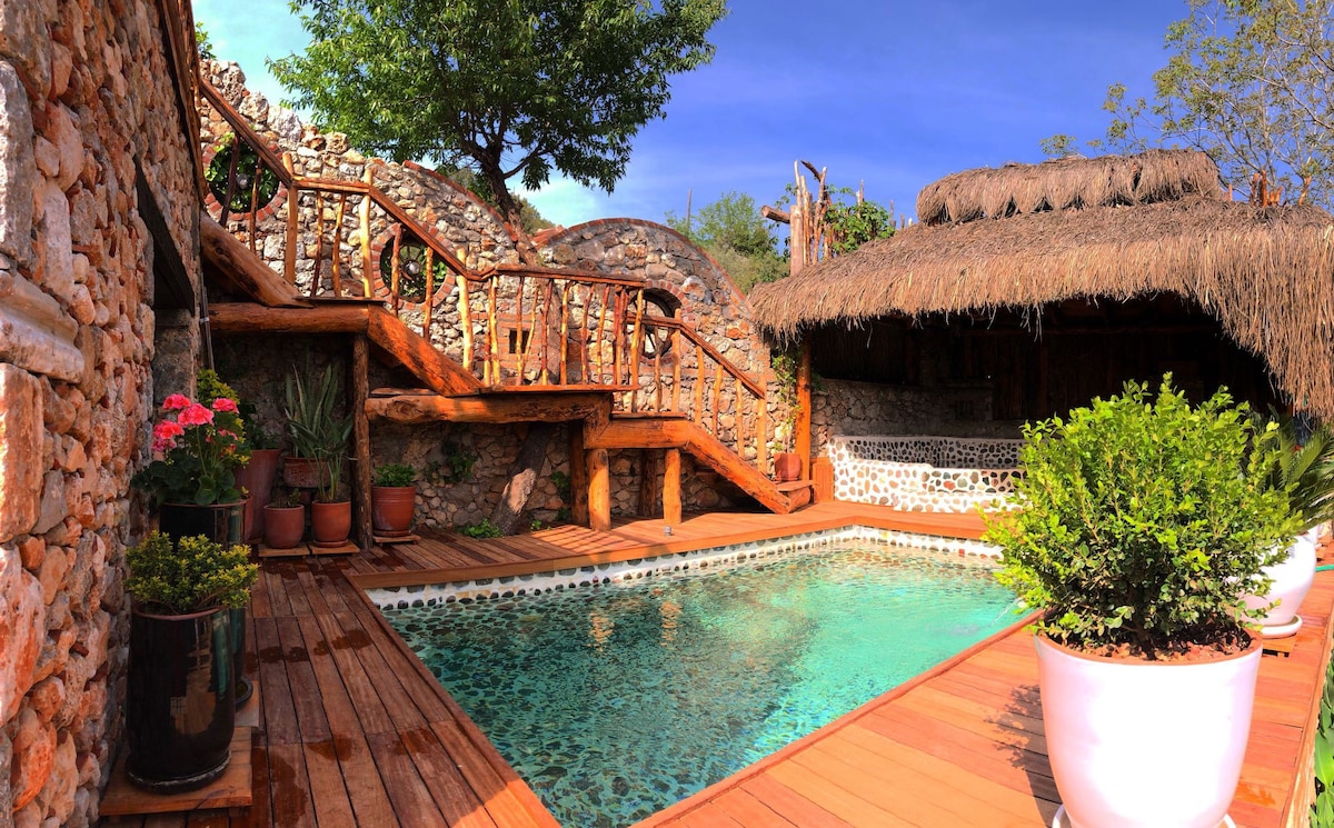 Kayaköy的独立石头别墅，带泳池和按摩浴缸