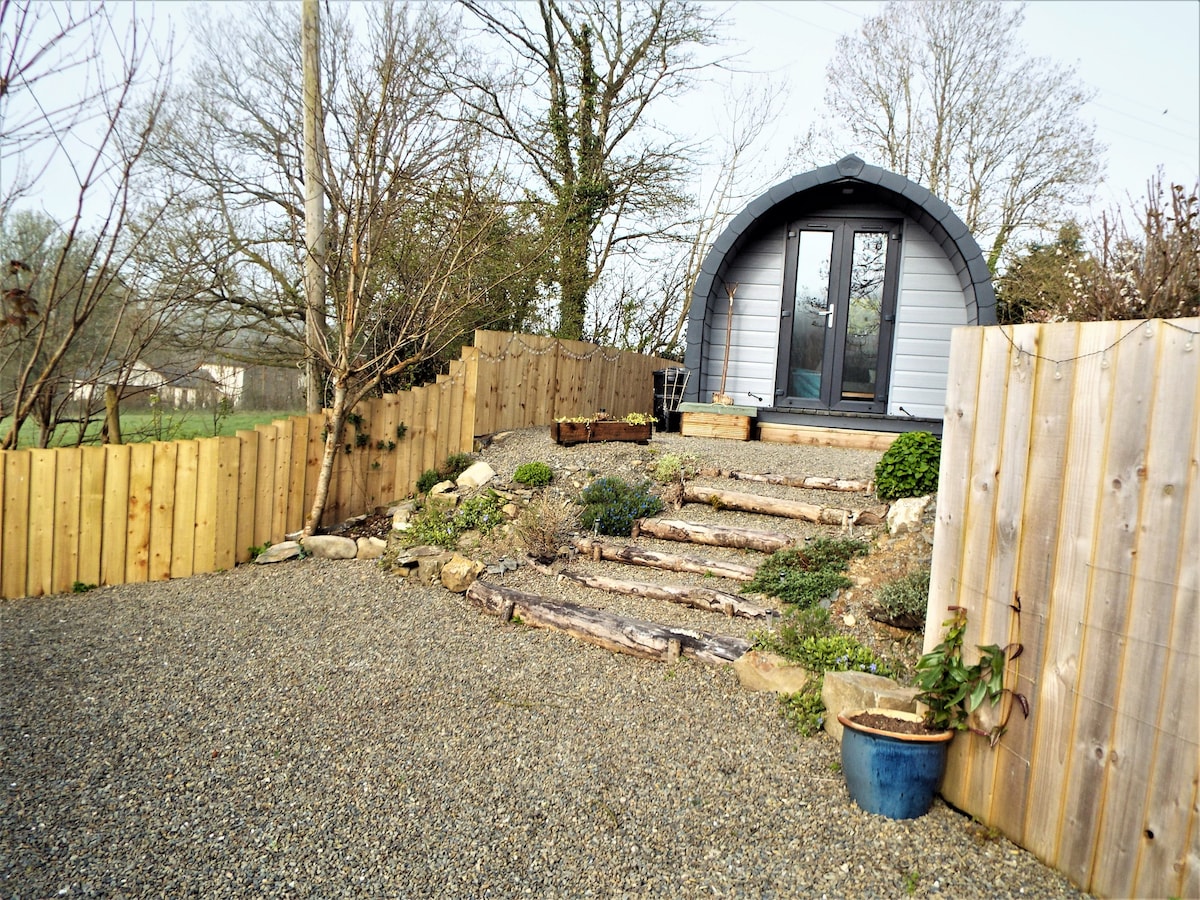 Caban Teifi - Snug hideout for 2 with dog paddock.