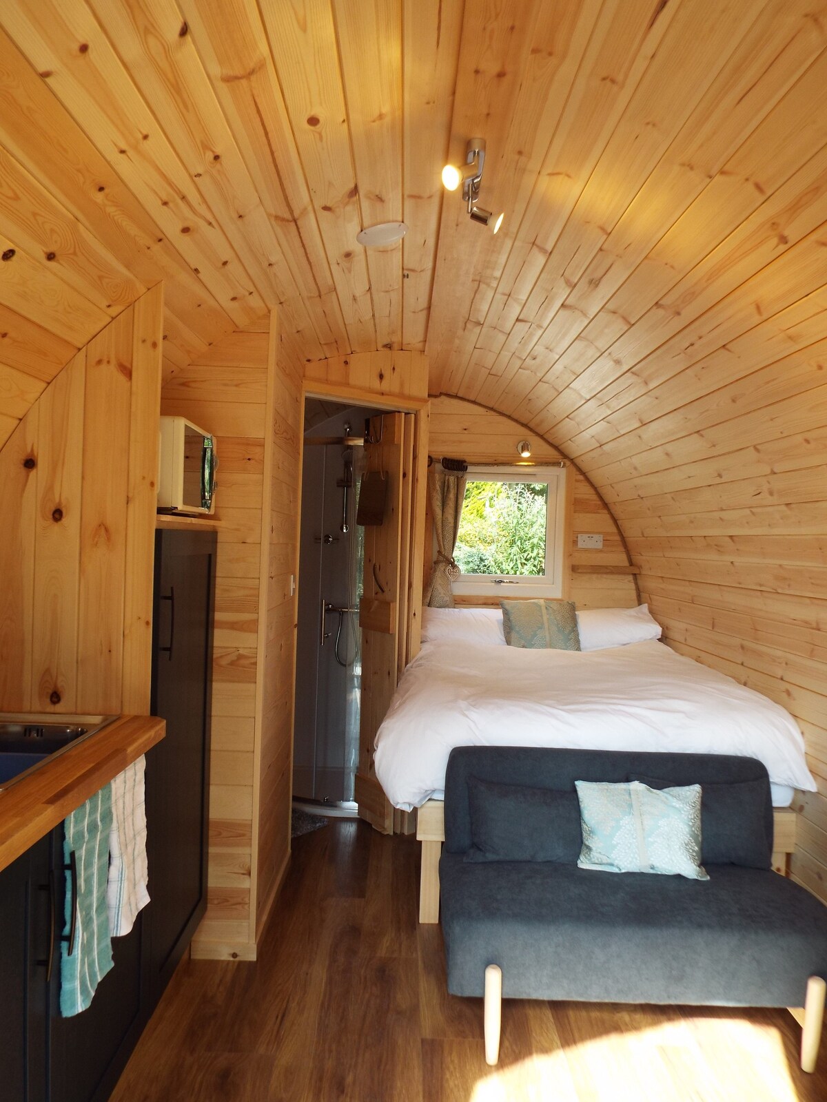 Caban Teifi - Snug hideout for 2 with dog paddock.