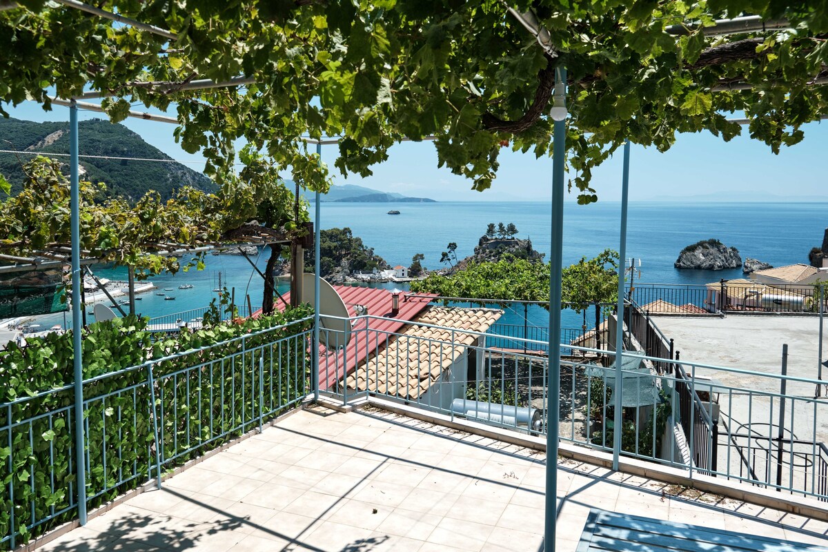 Central 2-bedroom apt with terrace view in Parga