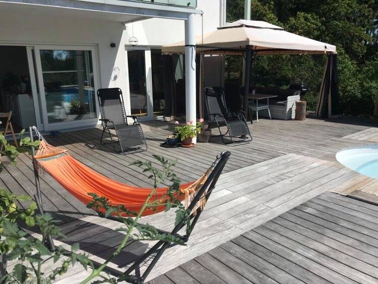 Villa: sjöutsikt, pool och bastu nära Stockholm