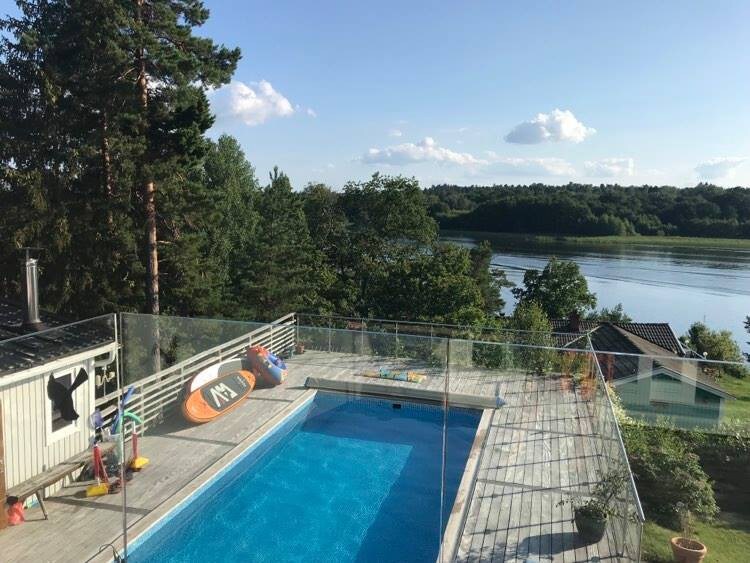 Villa: sjöutsikt, pool och bastu nära Stockholm