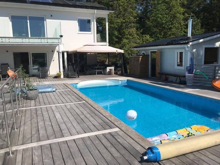 Villa: sjöutsikt, pool och bastu nära Stockholm