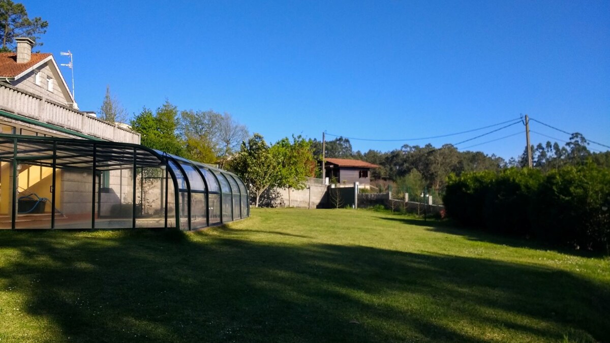 Alojamiento con cocina,  jardín y piscina.