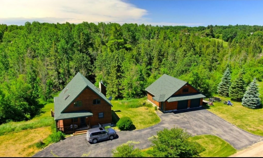 黑河（ Black River ）上的上密歇根小木屋（ Upper Michigan Cabin ）在黑河（ Black