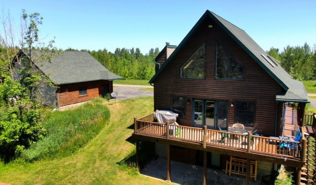 黑河（ Black River ）上的上密歇根小木屋（ Upper Michigan Cabin ）在黑河（ Black