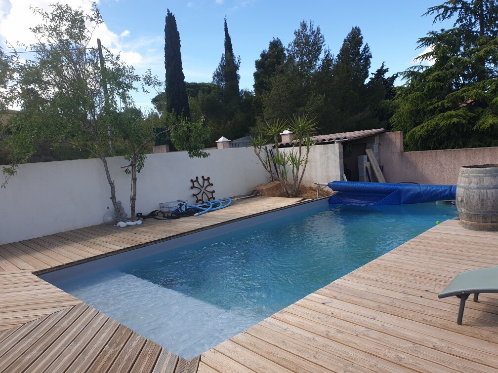 纳博讷别墅（ Villa Narbonne ）安静舒适的泳池和灌木