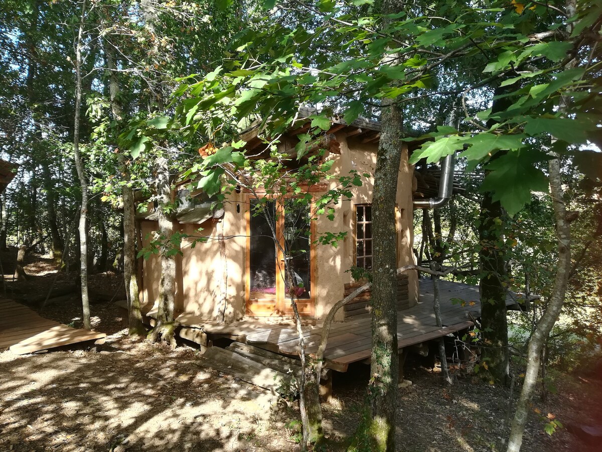 Cabane insolite avec piscine naturelle et sauna