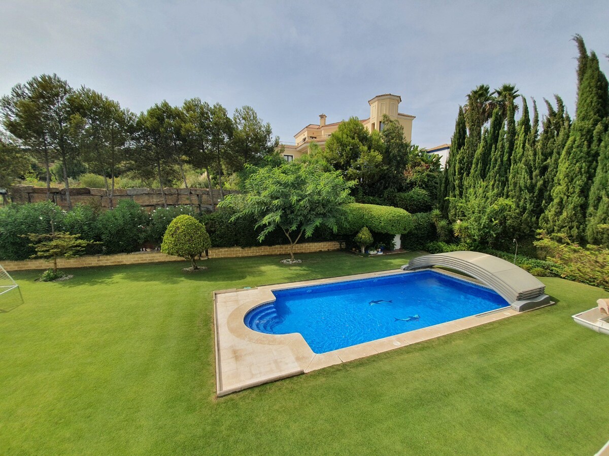 Beautiful 4.5 bedroom villa in Alcaidesa with pool