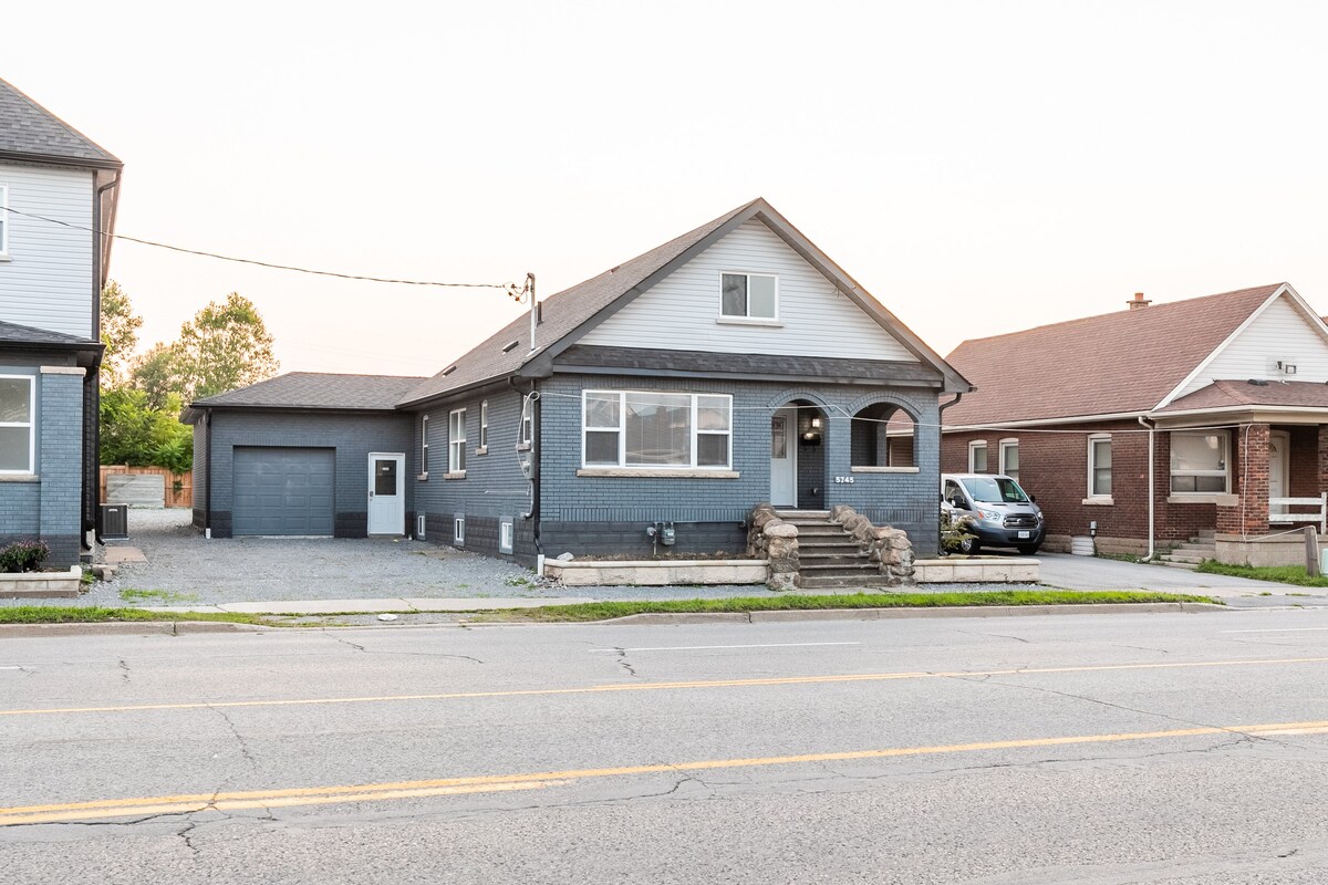 Beautiful renovated home 3 mins drive to Fall