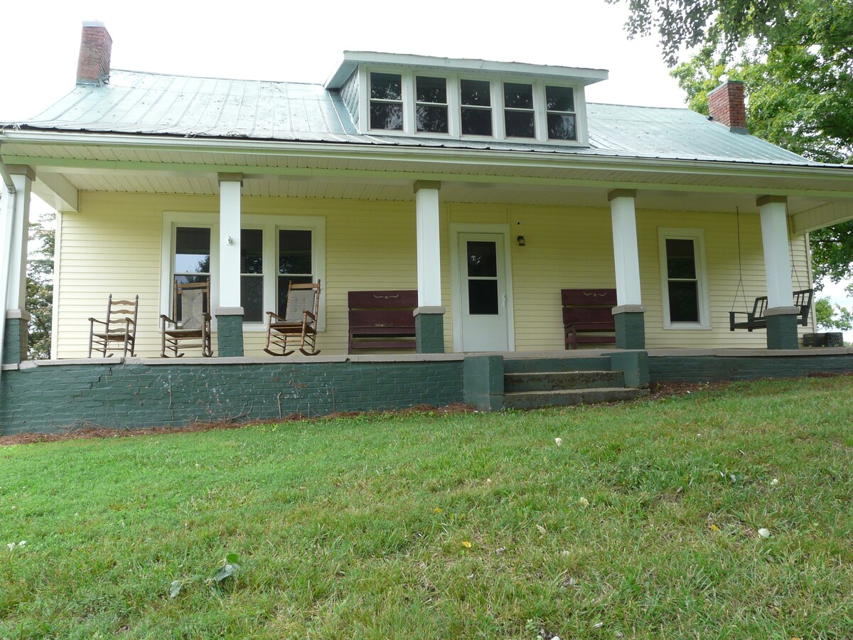 Farm House Retreat Near Nashville on The Red River