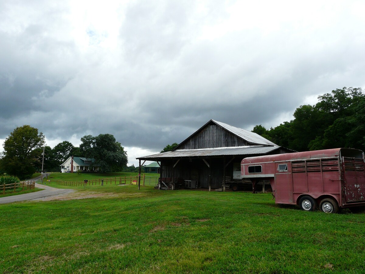 Farm House Retreat Near Nashville on The Red River