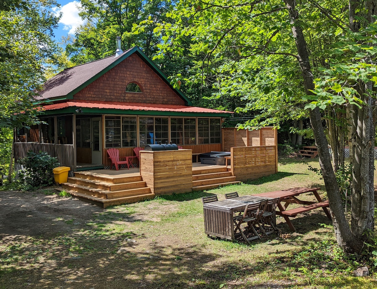 Lakeside Honey Bear Cottage in Val-des-Monts